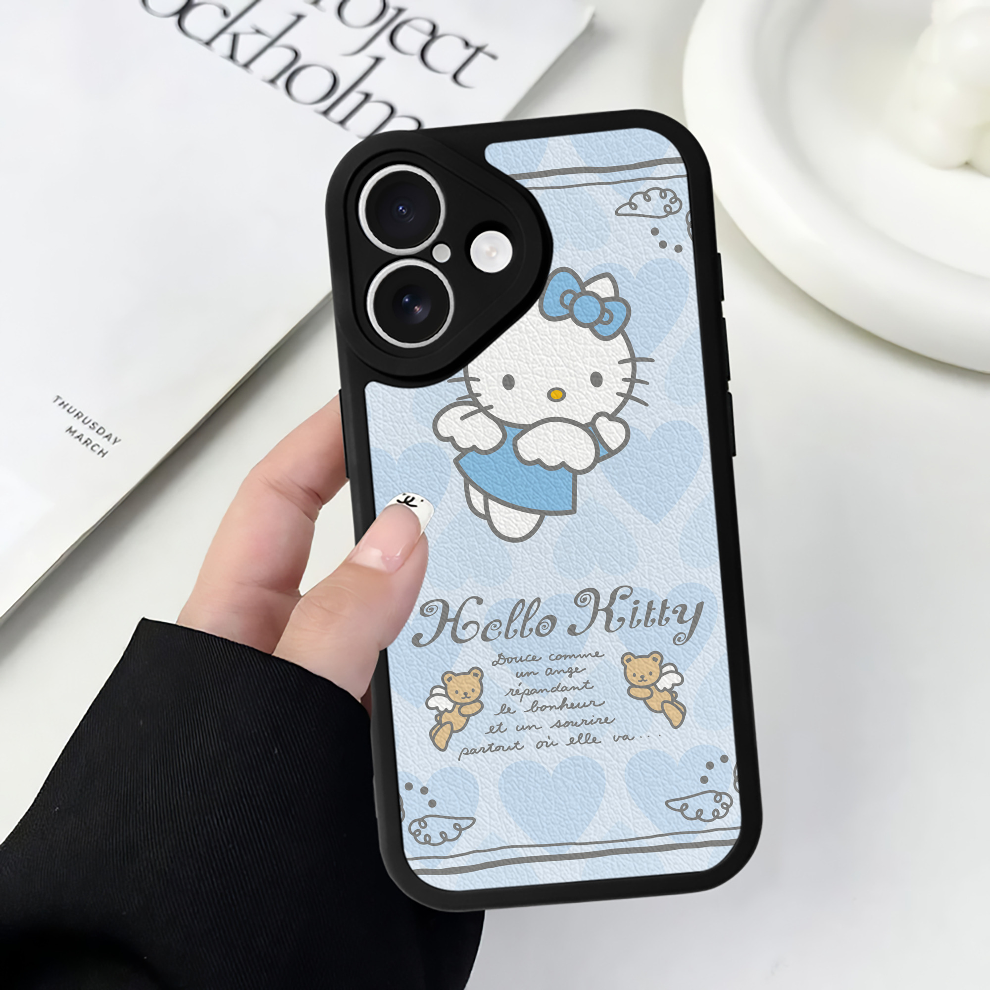 （画像用） Hello Kitty ハローキティ 【iPhone 16シリーズ対応】シリコンスマホケース（レザー調） 材質：シリコン